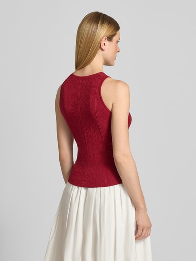 Frauenmodel trägt Relaxed Fit Top aus Viskose-Mix Modell 'Charlitta' von MSCH Copenhagen, Strukturmuster, rote Farbe, Rückenlänge bei Größe XS/S 54 cm, Ganzkörperansicht Rückansicht.