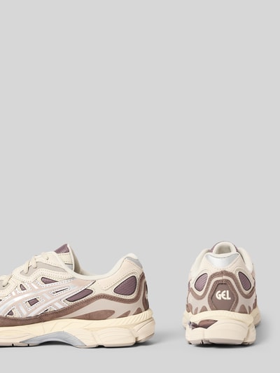 Produktfoto, Sneaker mit Kontrastbesatz von ASICS in Beige und Braun, abgerundete Form, profilierte Sohle, Schnürverschluss, Absatzhöhe 4 cm, wysokość cholewki 8 cm, szerokość w rozmiarze 44: 10 cm