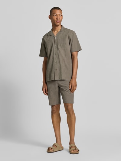 Männermodel trägt Modern Fit Freizeithemd mit Brusttaschen von Lindbergh aus Baumwoll-Mix mit Stretch-Anteil, Strukturmuster, Reverskragen, Knopfleiste, Ganzkörperansicht von vorne.