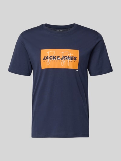 Produktfoto, Regular Fit T-Shirt aus reiner Baumwolle Modell 'COLE' von Jack & Jones, navyblau, oranger Label-Print, Rundhalsausschnitt, glatte Textur