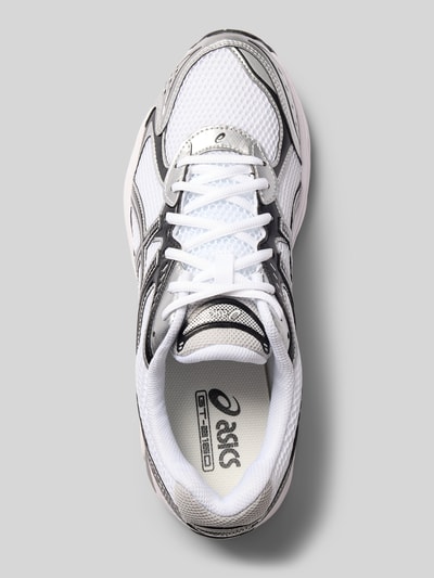Produktfoto, Sneaker mit Logo-Print von ASICS TIGER in Weiß mit silbernen Akzenten, leicht profilierte Sohle, Schnürverschluss, strukturierte Textur, abgerundete Passform, Absatzhöhe 4 cm, Schafthöhe 8 cm, Schaftweite 10 cm, Draufsicht.