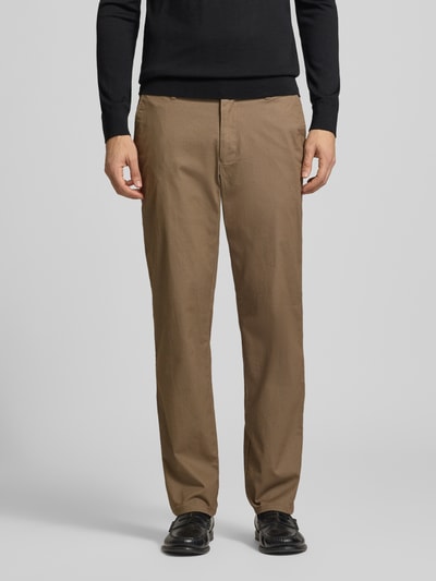 Männermodel trägt Straight Fit Stoffhose aus Baumwoll-Mix von Christian Berg Men, Strukturmuster, Eingrifftaschen, Ganzkörperansicht von vorne.