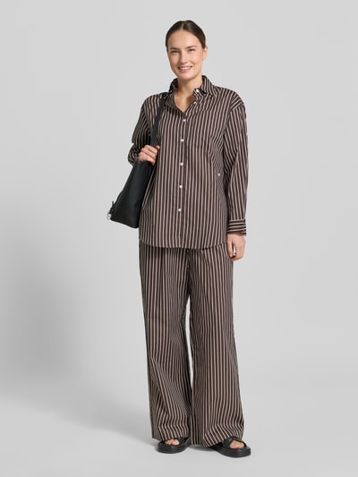Frauenmodel trägt Regular Fit Bluse aus reiner Baumwolle Modell 'MAVIE' von VILLA SOPHIE, Optik: Allover-Muster, Hemdkragen, Langarm, einreihige Knopfleiste, Label-Applikation, Material: reine Baumwolle, Ganzkörperansicht von vorne.