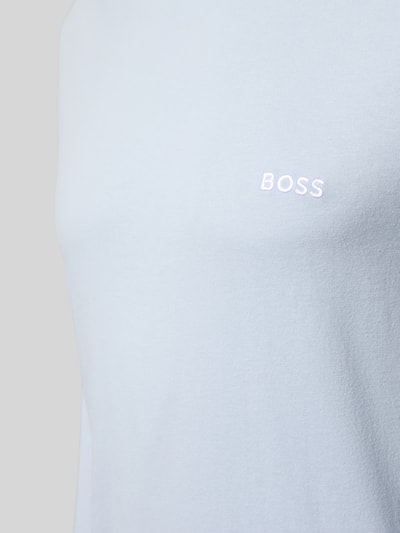 Mężczyznę model nosi Regular Fit Langarmshirt aus reiner Baumwolle im 3er-Pack von BOSS, jednokolorowy, wyhaftowane logo, okrągły dekolt, bluzka z dżerseju, bawełna, detal podkoszulka, ujęcie zbliżeniowe na górną część tułowia.