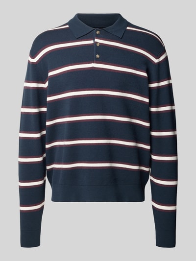 Produktfoto, Langarm-Poloshirt aus Viskose-Mix im Allover-Look von JACK & JONES, marineblau mit weißen und roten Querstreifen, Regular Fit, Longsleeve, Knopfleiste, Herren Poloshirt, Rückenlänge Größe M 63 cm