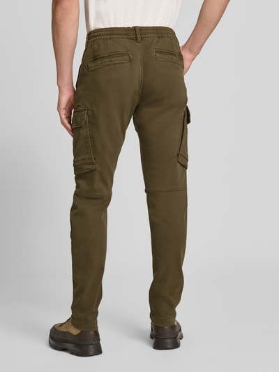 Männermodel trägt olivgrüne Cargohose mit Pattentaschen Modell 'EXPEDIZOR' von PME Legend, Skinny Fit, Ganzkörperansicht Rückansicht.