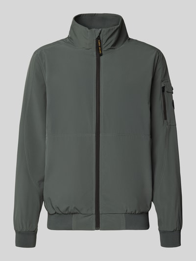 Produktfoto, Windbreaker mit Stehkragen Modell 'YETUR' von CARS JEANS in Dunkelgrau, glatte Textur, gerader Schnitt, Reißverschlusstasche am Arm, elastische Bündchen, Material-Mix mit Stretch-Anteil, neutraler Hintergrund