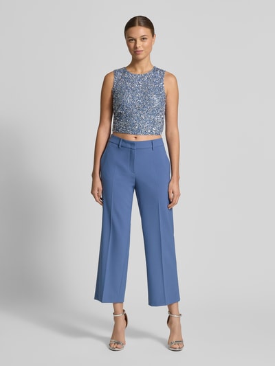 Frauenmodel trägt Wide Fit Stoffhose mit Viskose-Anteil Modell 'Olessa' von Raffaello Rossi in Blau, Bügelfalten, Ganzkörperansicht von vorne, elastischer Material-Mix, Produktdetails im Kontext Damenmode