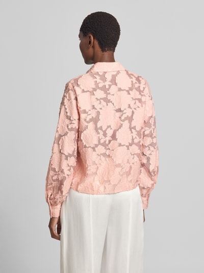 Vrouwenmodel draagt Regular fit overhemdblouse uit viscosemix model 'B056-BurnoutFlwB' van Jake*s Collection, lichtroze bloemenstructuur, achteraanzicht hele lichaam