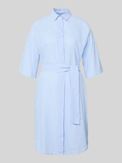 Produktfoto, Knielanges Hemdblusenkleid mit Bindegürtel Modell 'DERBY' von 0039 Italy, len-bawelniany miks, prosty krój, długość do kolan, kołnierzyk koszulowy, pasek wiązany, długość pleców w rozmiarze S 98 cm, szerokość w rozmiarze S 55 cm, długość rękawa w rozmiarze S 26 cm, pasiasty wzór, jasnoniebieski i biały, gładka tkanina.