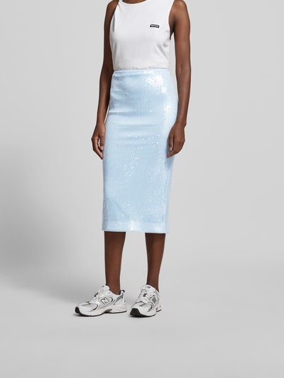Frauenmodel trägt Midirock mit Allover-Pailettenbesatz von ROTATE, Elastischer-Material-Mix, Slim-Fit, Ganzkörperansicht von vorne.