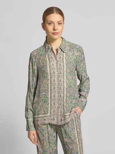 Frauenmodel trägt Regular Fit Bluse aus Viskose Modell 'Kana' von MOS MOSH mit Allover-Muster, grün-rosa, Nahaufnahme Oberkörper.