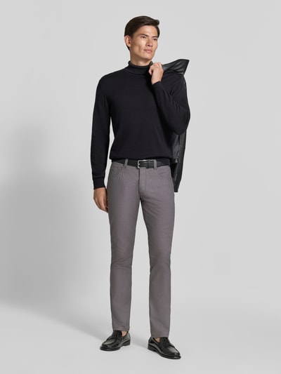 Männermodel trägt Straight Fit Hose aus Baumwoll-Mix Modell 'Yarn' von bugatti in Grau, 5-Pocket-Design, Ganzkörperansicht von vorne, elastischer Stoff