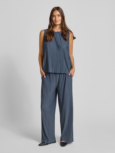 Frauenmodel trägt Wide-Fit Damen Stoffhose in Plissee-Optik Modell 'Uma' von Samsøe Samsøe, Elastischer-Material-Mix, Ganzkörperansicht von vorne.