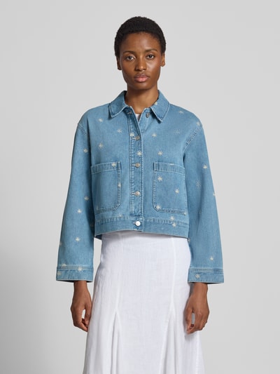 Vrouwenmodel draagt Regular fit jeansjack uit puur katoen van Tom Tailor Denim in lichtblauw met sterrenmotief, Dames jeansjack, vooraanzicht, close-up bovenlichaam