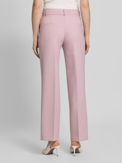 Frauenmodel trägt Regular Fit Weite Hose mit Viskose-Anteil Modell 'RITA' von Selected Femme, rosa Melange, Webware, Ganzkörperansicht Rückansicht.