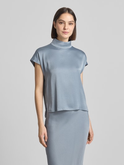Kobiece model prezentuje Blusenshirt mit Stehkragen Modell 'ALARIA' von Drykorn, mieszanka materiałów z dodatkiem streczu, krój regular fit, długość tyłu w rozmiarze 36: 59 cm, jasnoniebieski kolor, widok całej sylwetki z przodu.