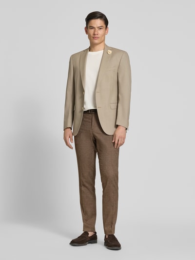 Mannenmodel draagt Anzughose aus Leinen-Mix Modell 'Tomte' van Carl Gross in bruin met stretch, slim fit, persvouw, achterzakken, volledige lichaamsvooraanzicht.