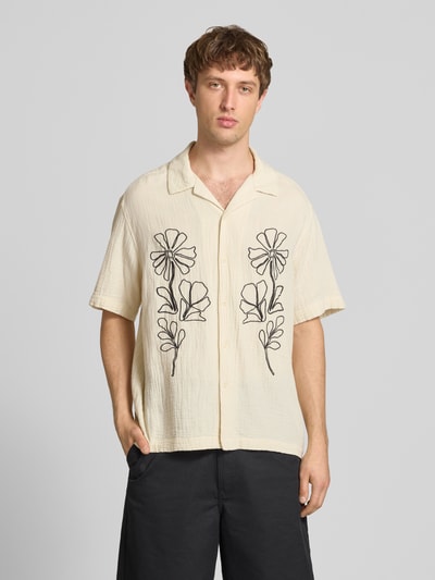 Männermodel trägt Relaxed Fit Freizeithemd aus reiner Baumwolle Modell 'JACKSON' von Only & Sons, unifarben, Stickerei, Seersucker, Ganzkörperansicht von vorne.