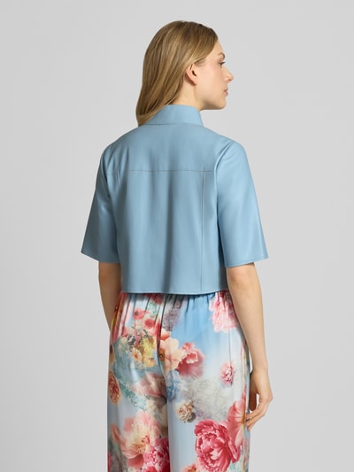 Vrouwenmodel draagt Cropped Blusenshirt met 1/2-Arm van V by Vera Mont in lichtblauw, cropped fit, rechte snit, ruglengte 45 cm, geheelachteraanzicht.