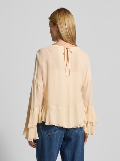 Frauenmodel trägt Slim Fit Langarmbluse aus reiner Viskose Modell 'BLEJA' von BOSS Orange, Optik: Unifarben, semitransparent, Chiffon, Schlüsselloch Rückenausschnitt, Ganzkörperansicht Rückansicht.