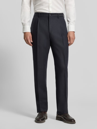 Männermodel trägt Regular Fit Anzughose aus reiner Schurwolle Modell 'Tomeo' von Strellson in Dunkelblau, Ganzkörperansicht von vorne, Herren Anzughose von Strellson.