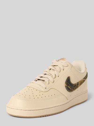 Produktfoto, Sneaker mit Logo-Patch Modell 'COURT VISION SE' von Nike in Beige mit schwarzem Logo und goldenen Details, Herren Sneaker von Nike