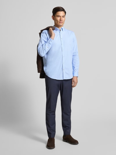 Männermodel trägt Freizeithemd mit Knopfleiste von Christian Berg Men, lichtblauw, pure katoen, regular fit, button-down-kraag, lange mouwen, Ganzkörperansicht von vorne.