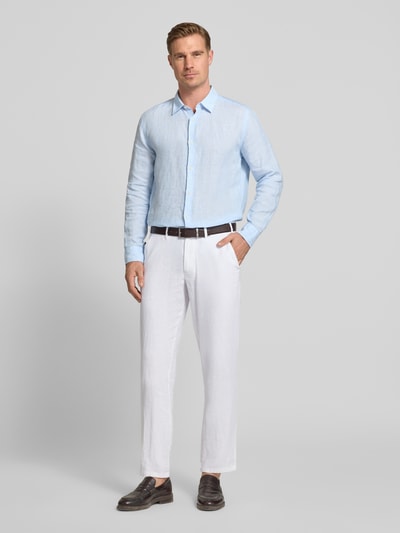 Męski model nosi spodnie Hose aus Leinen-Viskose-Mix mit Eingrifftaschen von Christian Berg Men, białe, krój regular fit, mieszanka lnu i wiskozy, wpuszczane kieszenie, zapięcie na guzik i zamek błyskawiczny, szerokość w rozmiarze 50: 47 cm, długość wewnętrzna nogawki w rozmiarze 50: 78 cm, widok całej sylwetki z przodu.