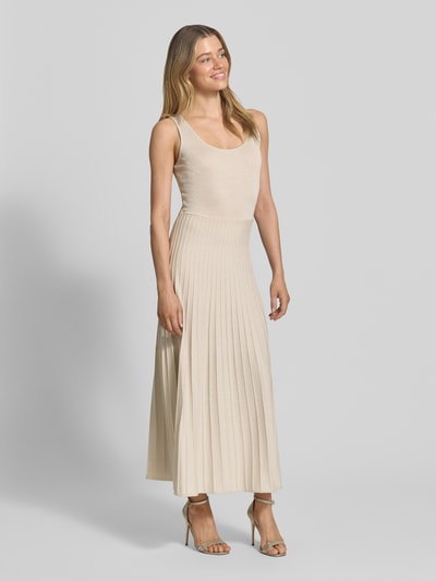 Frauenmodel trägt Midikleid aus Viskose-Mix mit Plisseefalten von Comma, taillierter Schnitt, beige Farbtöne, Ganzkörperansicht von vorne. Rückenlänge bei Größe 36: 132 cm, Brustweite bei Größe 36: 32 cm.