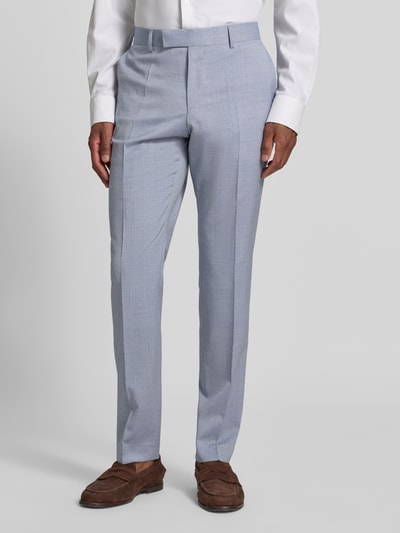 Männermodel trägt hellblauen Slim-Fit Anzug aus reiner Schurwolle Modell 'H-HUGE-2PCS-263' von BOSS, Nahaufnahme Unterkörper. Herren Anzug.