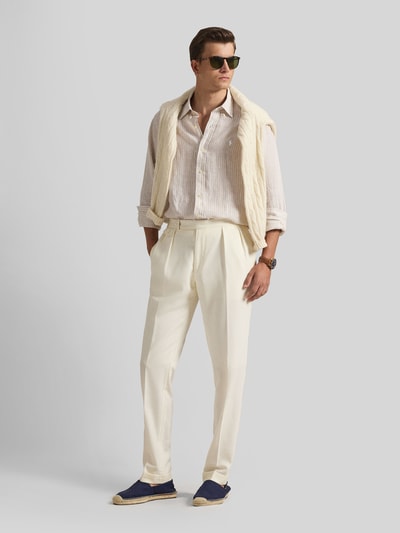 Männermodel trägt Regular Fit Freizeithemd aus reinem Leinen von Polo Ralph Lauren in Mehrfarbig mit Streifenmuster, Ganzkörperansicht von vorne.