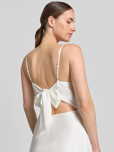 Frauenmodel trägt Abendkleid mit Spaghettiträgern von Laona in Ivory, seidiger Stoff, Bindeband am Rücken, Reißverschluss, Ganzkörperansicht Rückansicht, Kontext: Damen Abendkleid, A-Linie, Maxikleid, Rückenlänge bei Größe 36: 111 cm, Brustweite bei Größe 36: 41 cm.