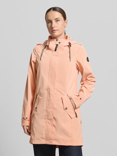 Vrouwenmodel draagt dames jack met tunnelkoordcapuchon, ritssluiting, ritszakken, mouwsluitingen, model 'GS94' van G.I.G.A. DX, regular fit, zalmroze kleur, gladde textuur, ruglengte 83 cm, schouderbreedte 40 cm, borstwijdte 47 cm, mouwlengte 55 cm, geheel van voren.