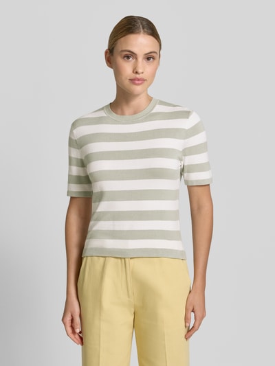 Frauenmodel trägt Strickshirt mit Rundhalsausschnitt Modell 'Maria' von GUIDO MARIA KRETSCHMER WOMAN, Viskose-Mix mit Stretch-Anteil, creme-oliv gestreift, Regular-Fit, Rückenlänge 53 cm bei Größe 36, Nahaufnahme Oberkörper.