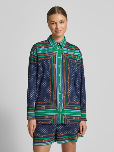 Vrouwenmodel draagt Relaxed Fit Hemdbluse met Allover-Print Modell 'Kotta' van Lauren Ralph Lauren, geometrische patronen en stippen, groen, blauw en bruin, lange mouwen, sportmanchetten, hemdkraag, voorkant volledige opname.