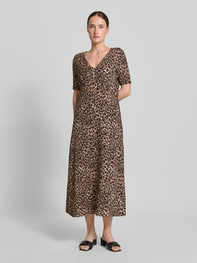 Vrouwenmodel draagt Midikleid met V-hals en korte knoopsluiting van Zero, getailleerd model, materiaalmix met stretch, bruin-zwart luipaardpatroon, ruglengte maat 36: 125 cm, borstwijdte maat 36: 45 cm, mouwlengte maat 36: 25 cm, geheelopname van voren.