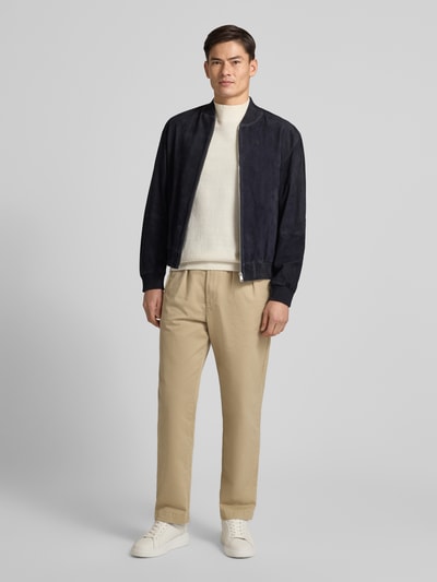 Männermodel trägt Regular Fit Lederjacke aus echtem Ziegenvelours Modell 'H-MULLER' von BOSS, Optik: Unifarben, College-Kragen, Reißverschluss, Langarm, gerippte Abschlüsse, seitliche Eingrifftaschen, Materialverarbeitung: Velours, Material: Ziegenleder, Ganzkörperansicht von vorne.