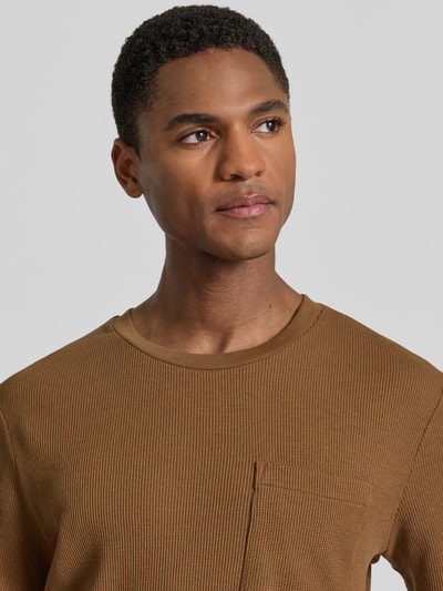 Mannmodel draagt Regular Fit T-shirt uit katoenmix van s.Oliver RED LABEL, look: effen/gestructureerd, piqué, borstzak, ronde hals, korte mouw, Nahaufnahme Oberkörper.