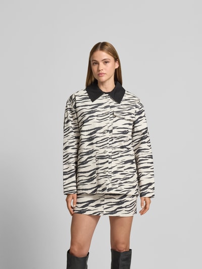 Frauenmodel trägt Jeansjacke mit Allover-Animal-Print von Lala Berlin aus Reine Baumwolle, Relaxed-Fit, AufgesetzteTaschen, durchgängige Knopfleiste, Ganzkörperansicht von vorne.