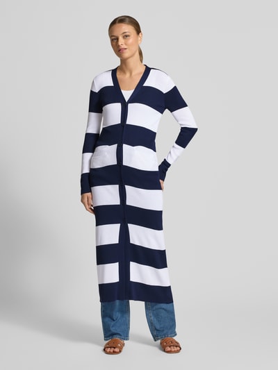 Kobiece modelka nosi długi kardigan z listwą guzikową Longcardigan mit Knopfleiste von Lauren Ralph Lauren, mieszanka bawełny i wiskozy, taliowany krój, prążkowany dekolt w serek, wpuszczane kieszenie, granatowo-białe szerokie pasy, gładka tekstura, długość tyłu 125 cm, długość rękawa 62 cm, całkowity widok z przodu.