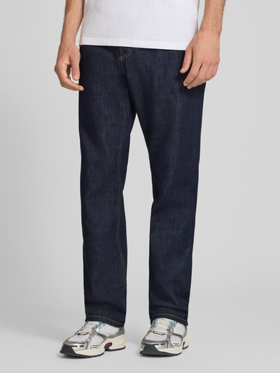 Männermodel trägt Slim Fit Jeans aus reiner Baumwolle Modell 'MARLOW' von Carhartt Work In Progress, dunkelblau, 5-Pocket, Nahaufnahme Oberkörper. Herren Jeans, Knopf- und Reißverschluss, Bundweite 46 cm, Innenbeinlänge 83 cm.