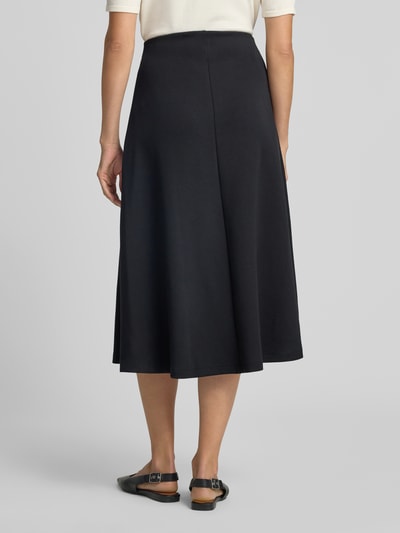 Vrouwenmodel draagt Midirok met elastische band van Christian Berg Woman in zwart, elastische materiaalmix met modal, los model, midilengte, bandwijdte bij maat S 80 cm, achteraanzicht op volledige lengte.