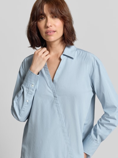 Frauenmodel trägt Regular Fit Bluse mit V-Ausschnitt von Closed in Hellblau mit feinen Streifen aus reiner Baumwolle, Nahaufnahme Oberkörper.