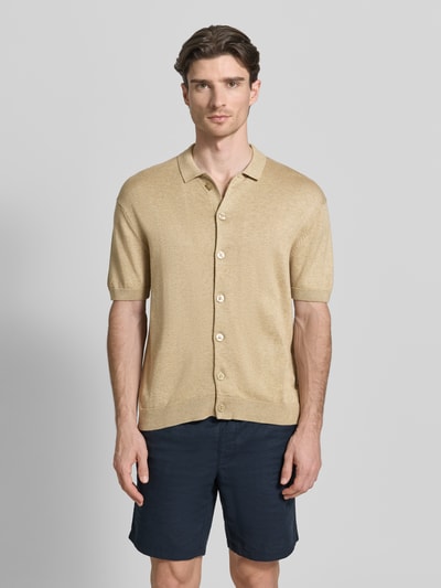 Männermodel trägt Freizeithemd mit 1/2-Arm Modell 'BELLS' von Casual Friday aus Baumwoll-Lyocell-Mix, Regular-Fit, Ganzkörperansicht von vorne.