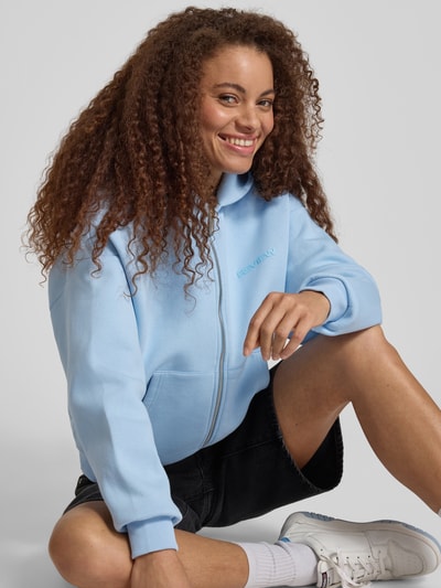 Modelka kobieca nosi Relaxed Fit Sweatjacke mit Kapuze od REVIEW, jasnoniebieska bawełna, logo, kieszenie kangurki, widok z przodu, ujęcie zbliżeniowe górnej części ciała