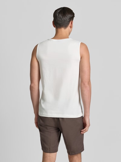 Männermodel trägt Tanktop mit Rundhalsausschnitt und Logo-Print von Lerros aus Reine Baumwolle, Regular-Fit, Rückenlänge 69 cm, Ganzkörperansicht Rückansicht