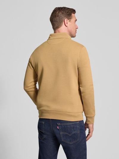Männermodel draagt Regular Fit Troyer aus katoenmix van Polo Ralph Lauren in effen kleuren, lange mouw, logodetail, schipperskraag, sweatmateriaal, rompzoom en mouwboord geribd, kleuren beige en blauw, ganzkörperansicht rückansicht.