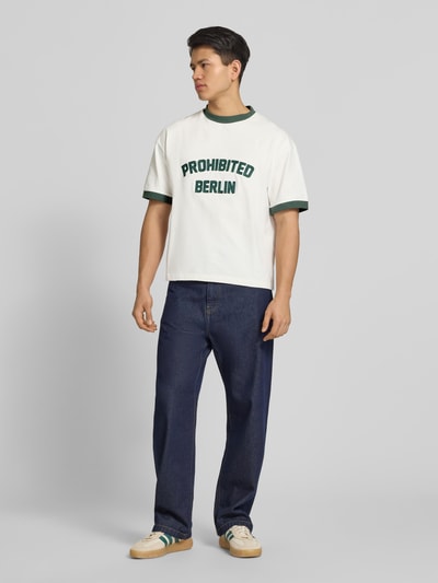 Männermodel trägt Herren T-Shirt mit Label-Stitching Modell 'Rush' von PROHIBITED aus Reine Baumwolle, Regular-Fit, Rundhalsausschnitt, Rückenlänge 65 cm, Ganzkörperansicht von vorne.