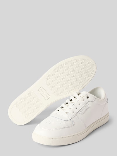 Produktfoto, Low Top Sneaker aus echtem Rindsleder von Marc O'Polo in Unifarbe Weiß, runde Schuhspitze, glattes Material, Label-Prägung, leicht profilierte Sohle, flacher Absatz, Schnürverschluss.